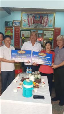 Hội đồng họ Mai thị xã Nghi Sơn và Công ty Giang Sơn trao quà tình nghĩa cho gia đình ông Mai Hưng Trị xã Hải Hà thị xã Nghi Sơn - Thanh Hóa .